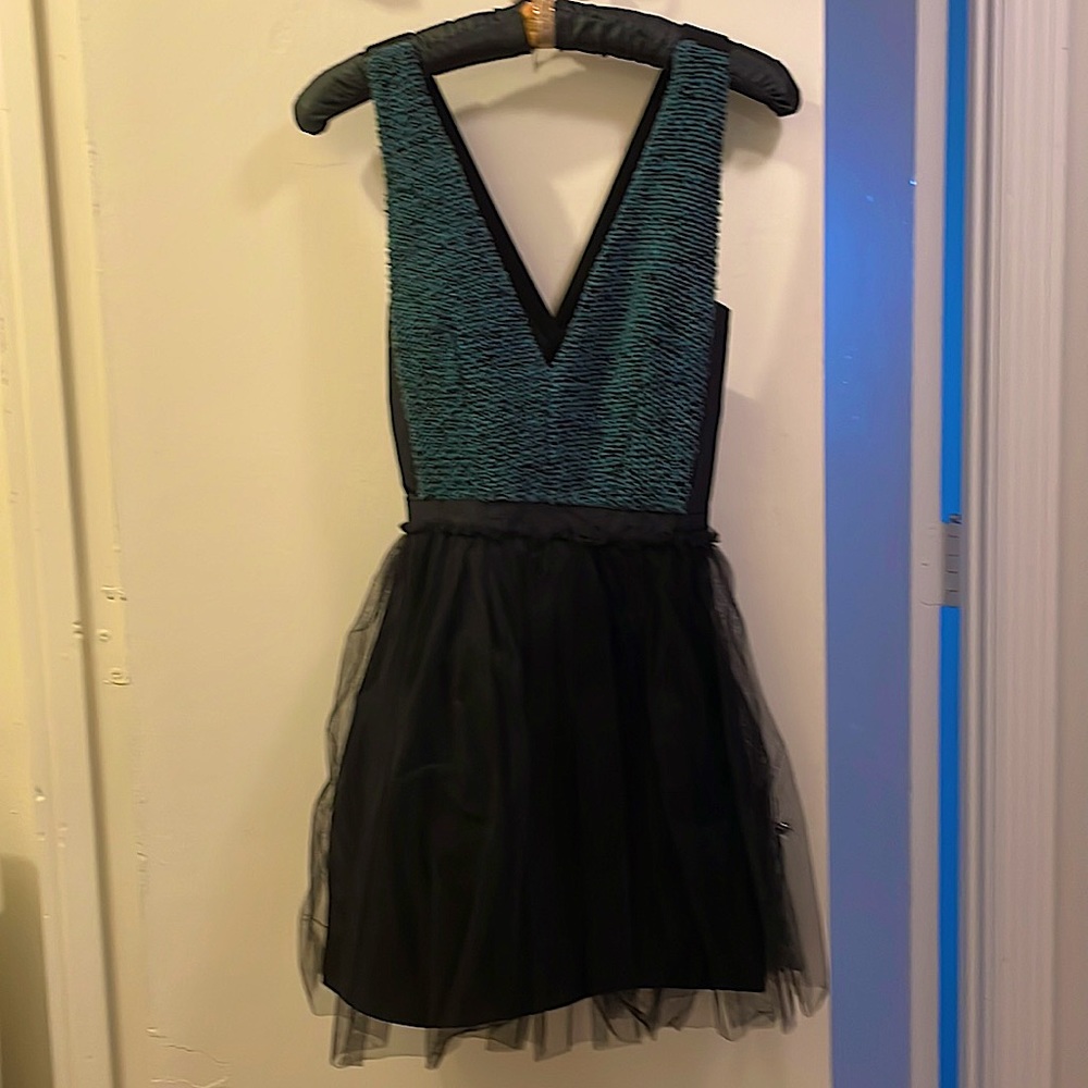 Adorable cocktail/prom BCBG mini dress w tulle detail